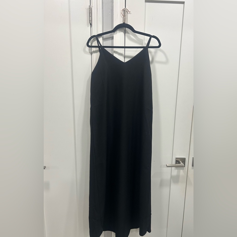 Women’s black vneck midi dress